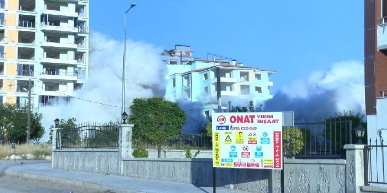 Malatya'da ağır hasarlı binalar patlayıcı yardımıyla yıkılıyor