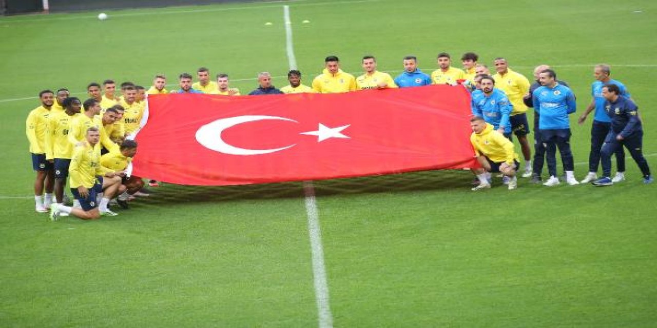 Fenerbahçe, Twente maçı öncesi Türk bayrağı açtı