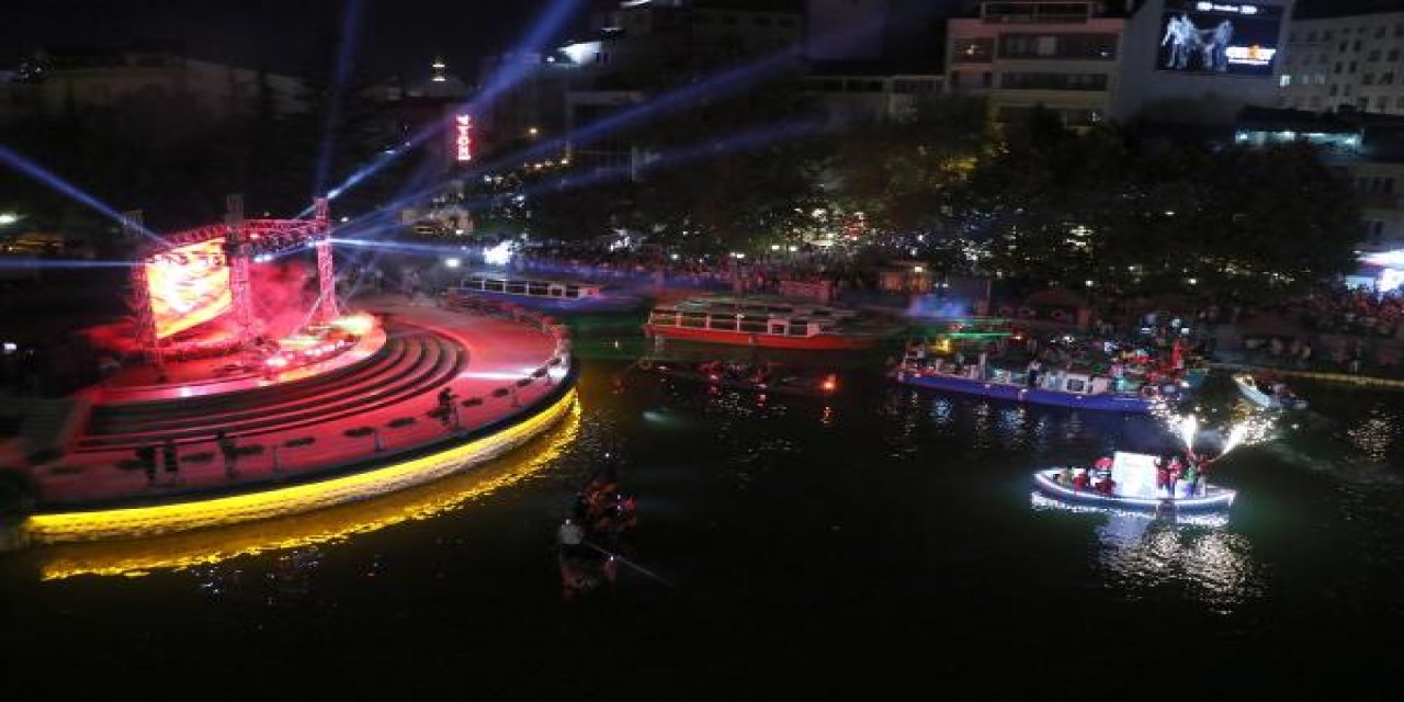 Eskişehir'de, 30 Ağustos Zafer Bayramı'nda fener alayı