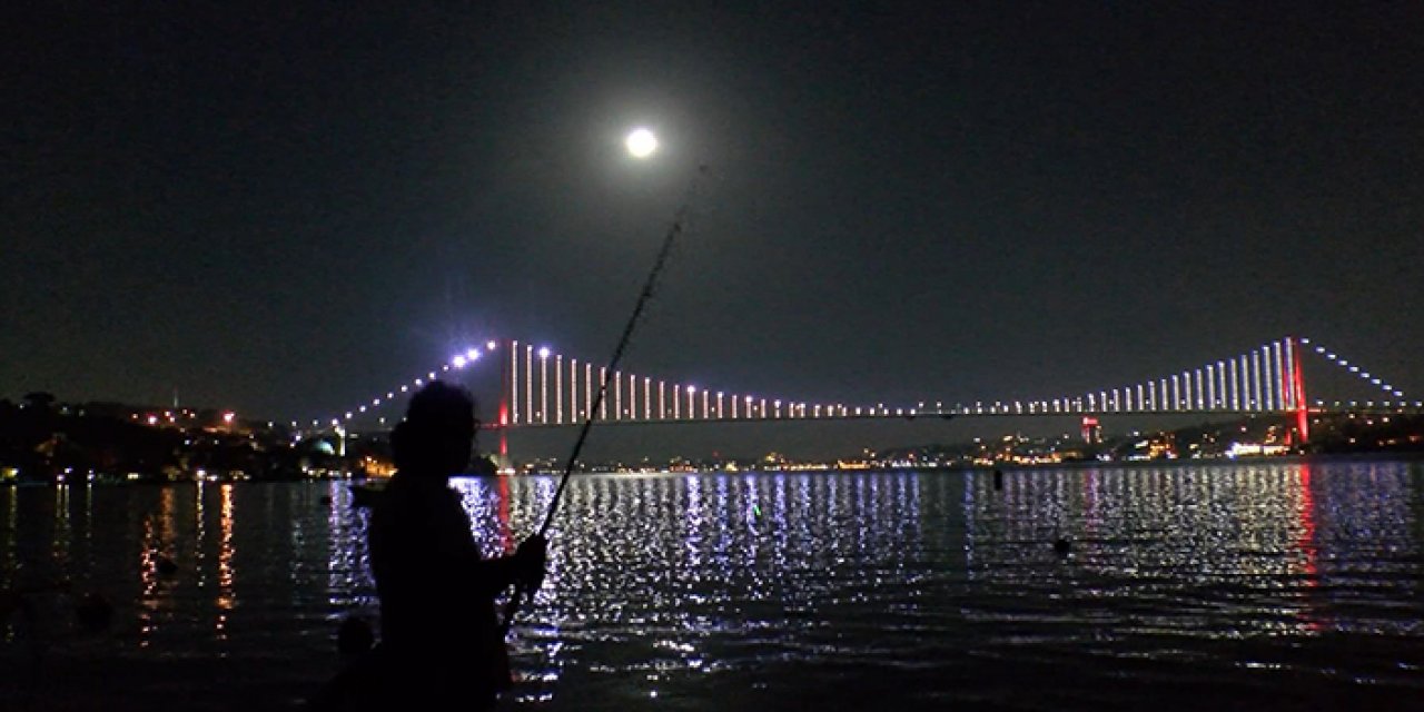 İstanbul'da 'Mavi AY' gökyüzünü renklendirdi