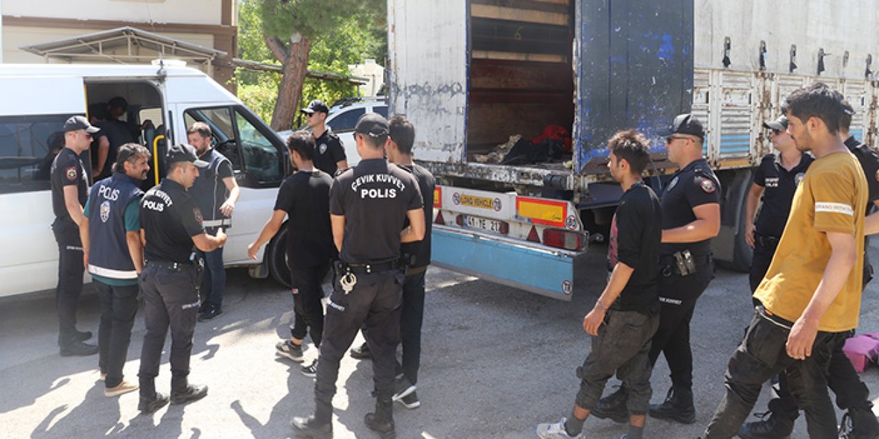 TIR dorsesinden 39 kaçak göçmen çıktı