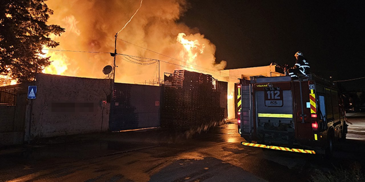 Adana'da palet farbrikası alev alev yandı