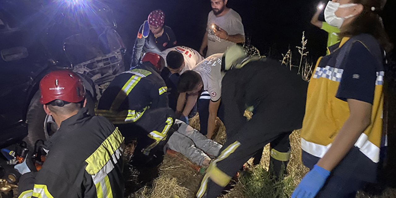 Feci kazada arka koltuktan fırlayıp aracın altında kaldı