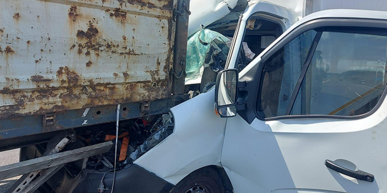 Otoyolda kamyonet TIR’a çarptı: 1 yaralı