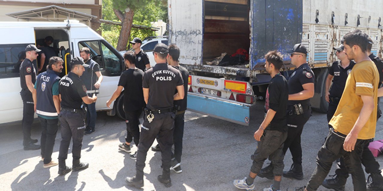 TIR'ın dorsesinden 39 kaçak göçmen yakalandı