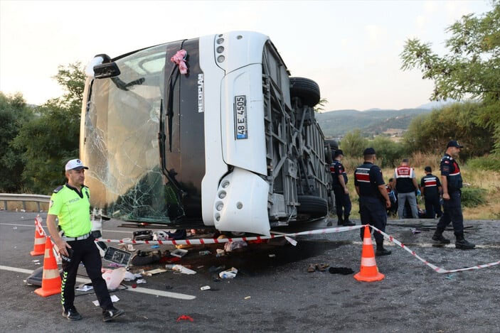Denizli'de kum yüklü tırla yolcu otobüsü çarpıştı: 6 ölü, 43 yaralı