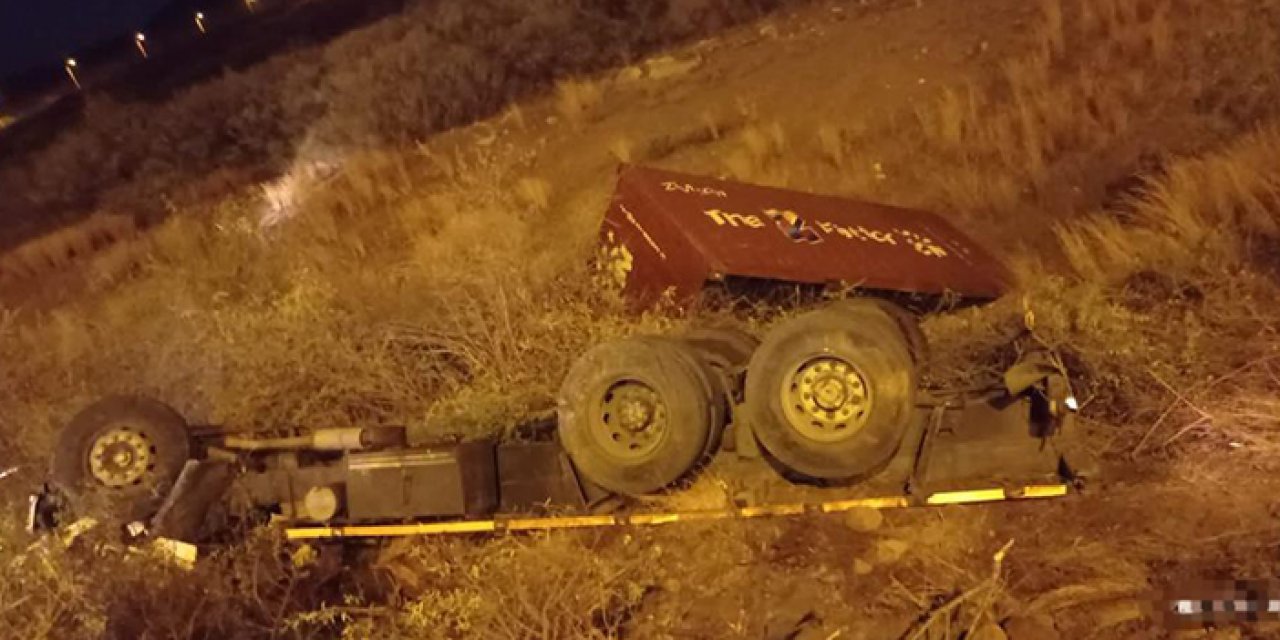 Şarampole yuvarlanan kamyonun şoförü öldü