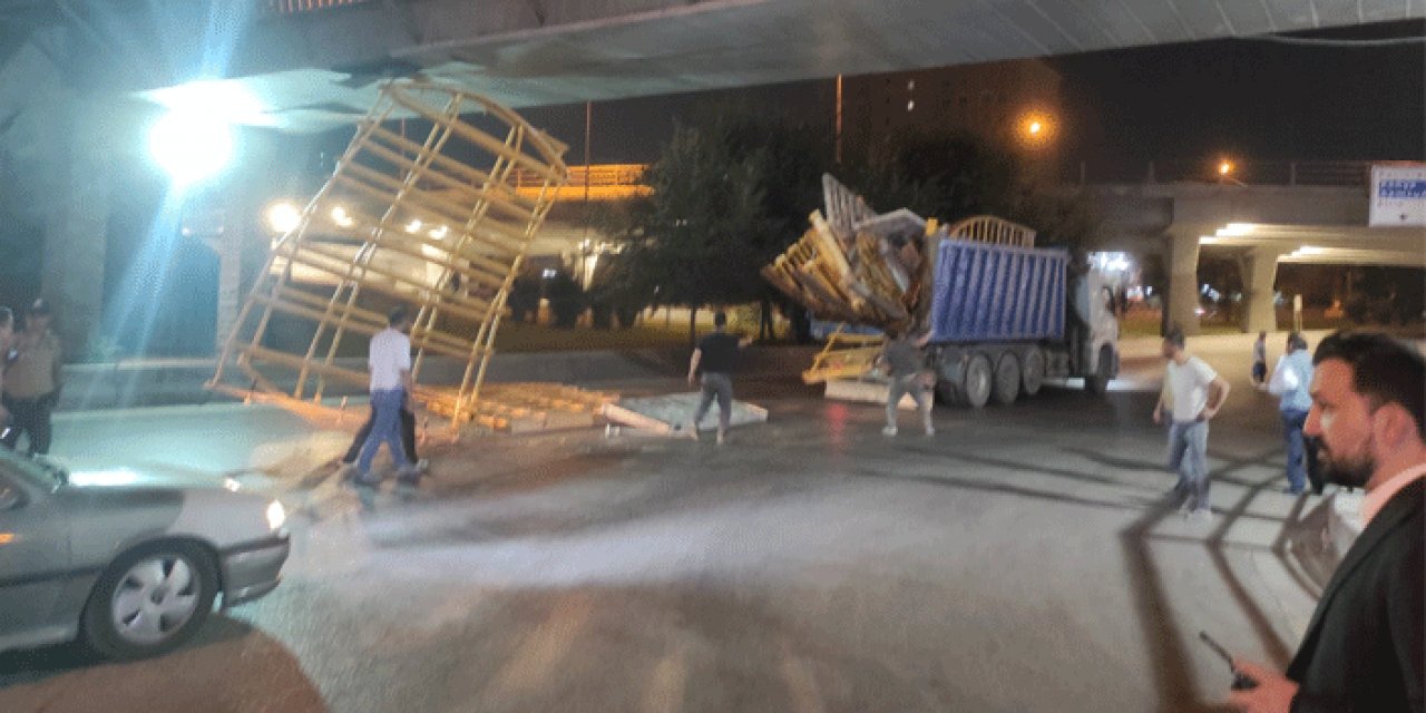 Altındağ'da kamyon dorsesindeki demirler üst geçide çarptı