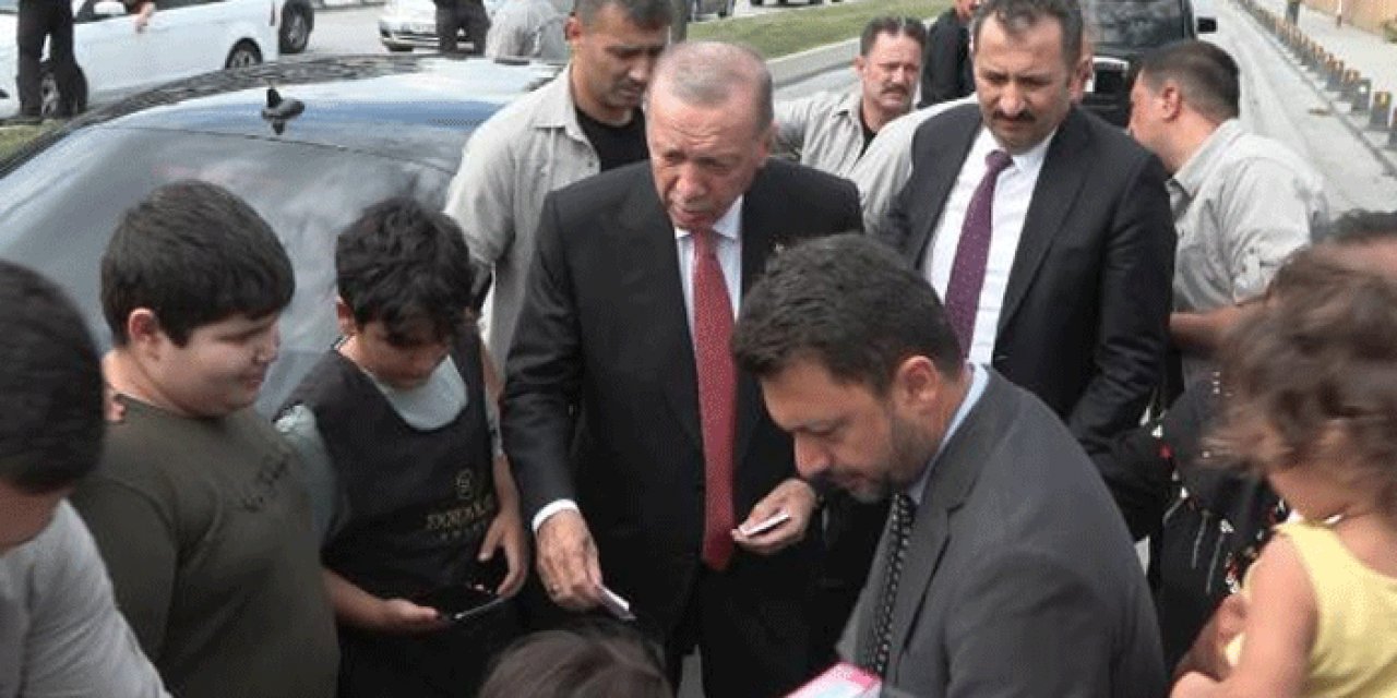 Cumhurbaşkanı Erdoğan makam aracını durdurdu, vatandaşlarla sohbet etti