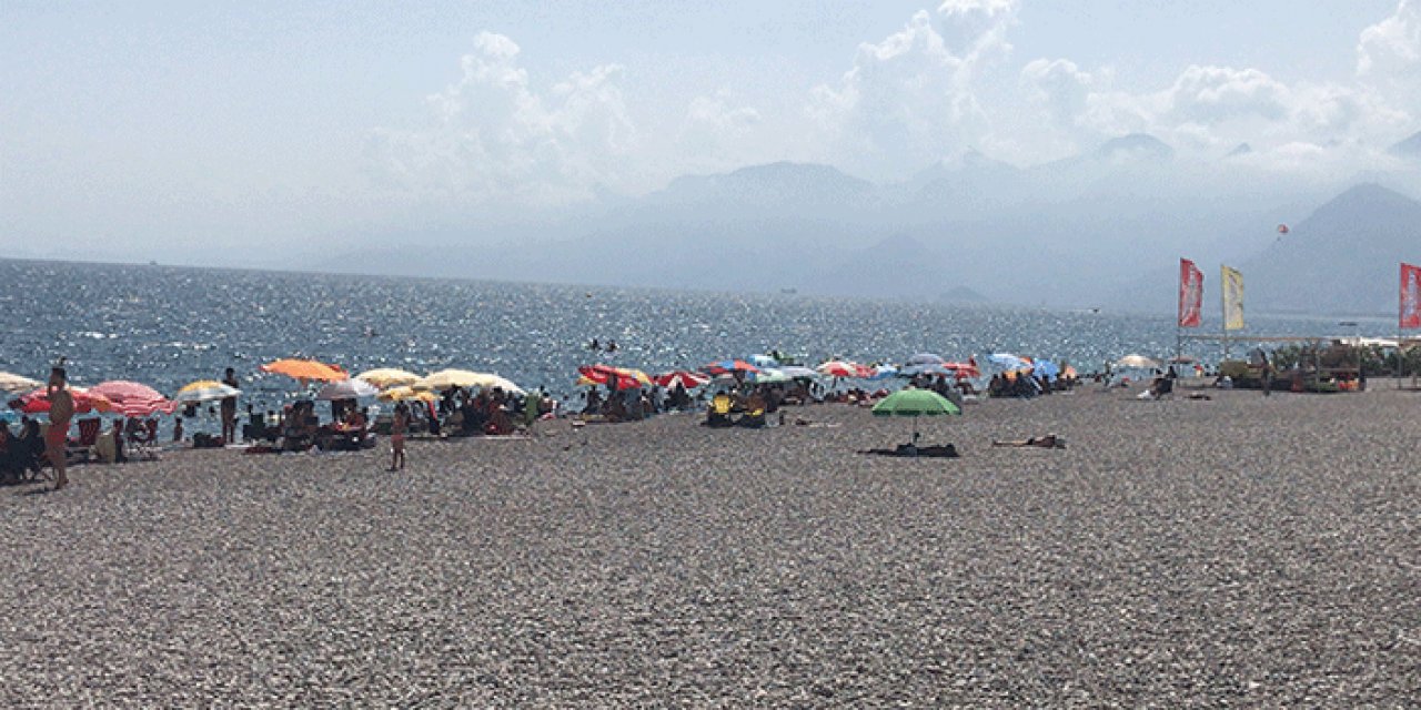 Antalya'da serinlemek isteyenler sahillere akın etti