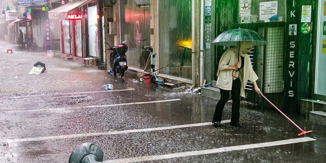 Uşak'ı şiddetli yağış ve dolu vurdu