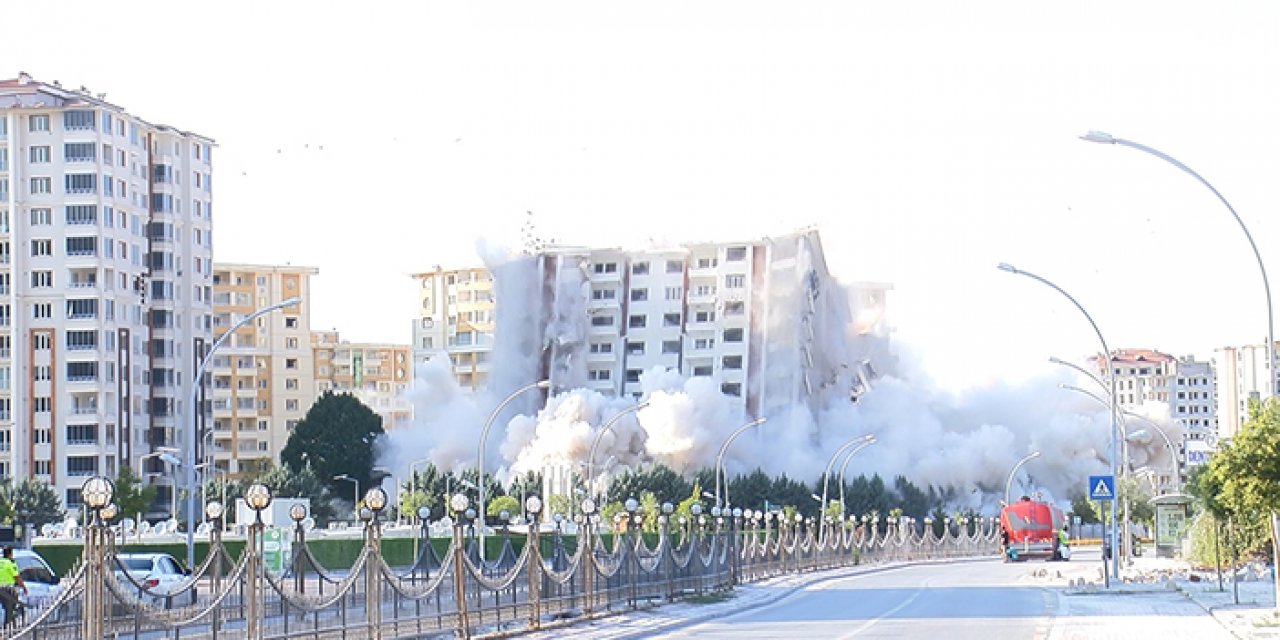 Depremde ağır hasar almışlardı: 13 katlı 2 bina böyle yıkıldı