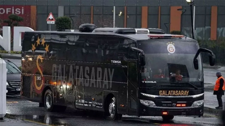 Galatasaray'ın otobüsüne saldırı mı oldu?