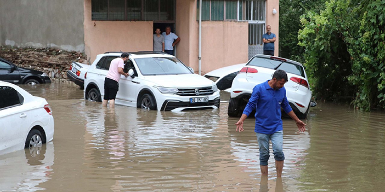 Uşak'ı sel vurdu: Ev ve iş yerlerini su bastı