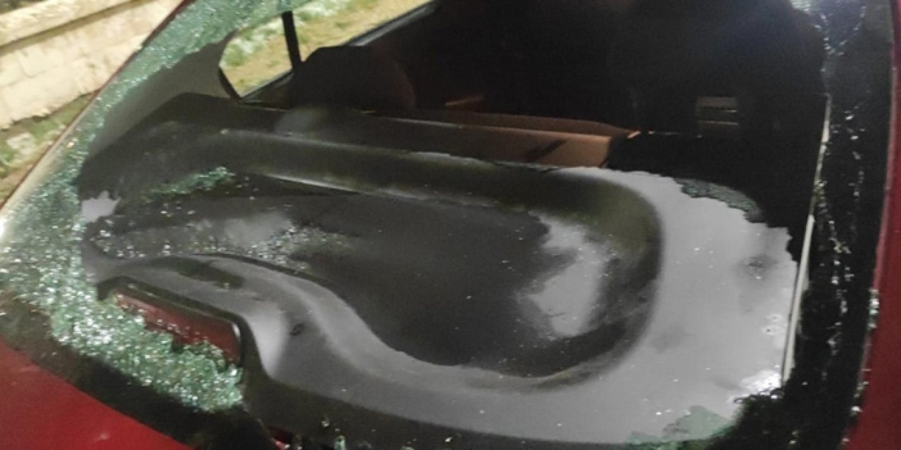 Sivas'ta yağan dolu araç camlarını kırdı