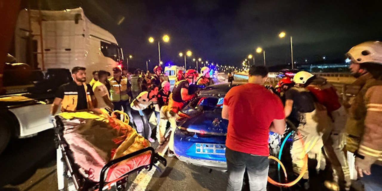 Önce TIR’a sonra bariyerlere vurdu: 1’i bebek 4 yaralı