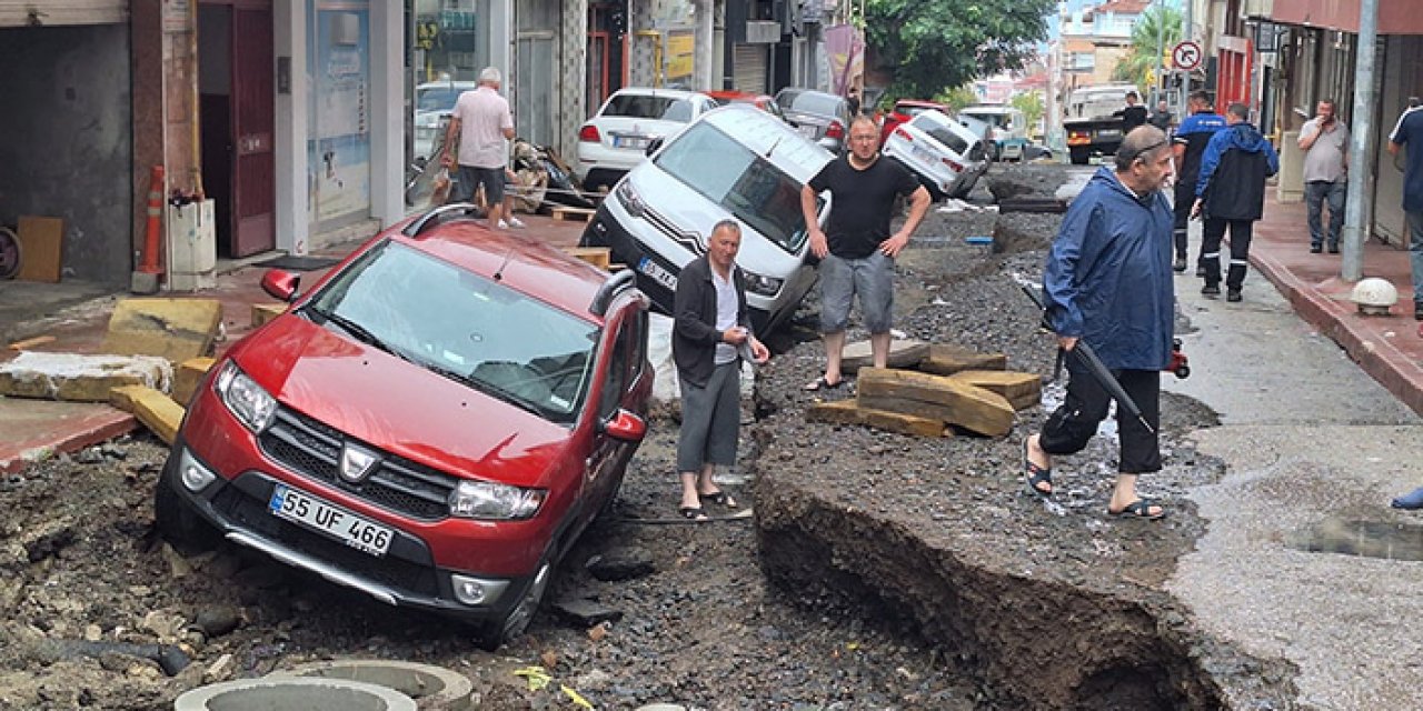 Samsun’da sağanak: Yollar göle döndü, göçükler oluştu