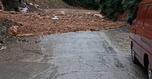 Kayaş yolu üzerinde toprak kayması: Yol araç geçişine kapandı
