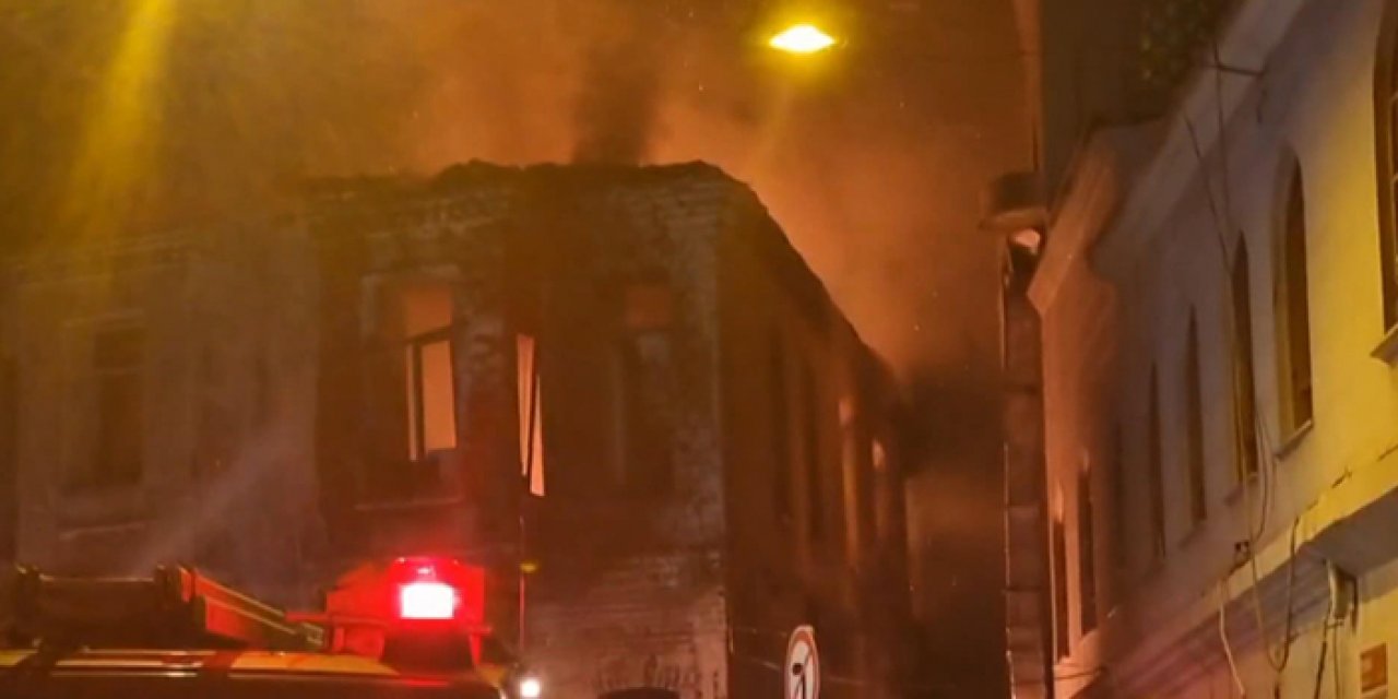 İstanbul'da metruk bina böyle yandı: İnceleme başlatıldı