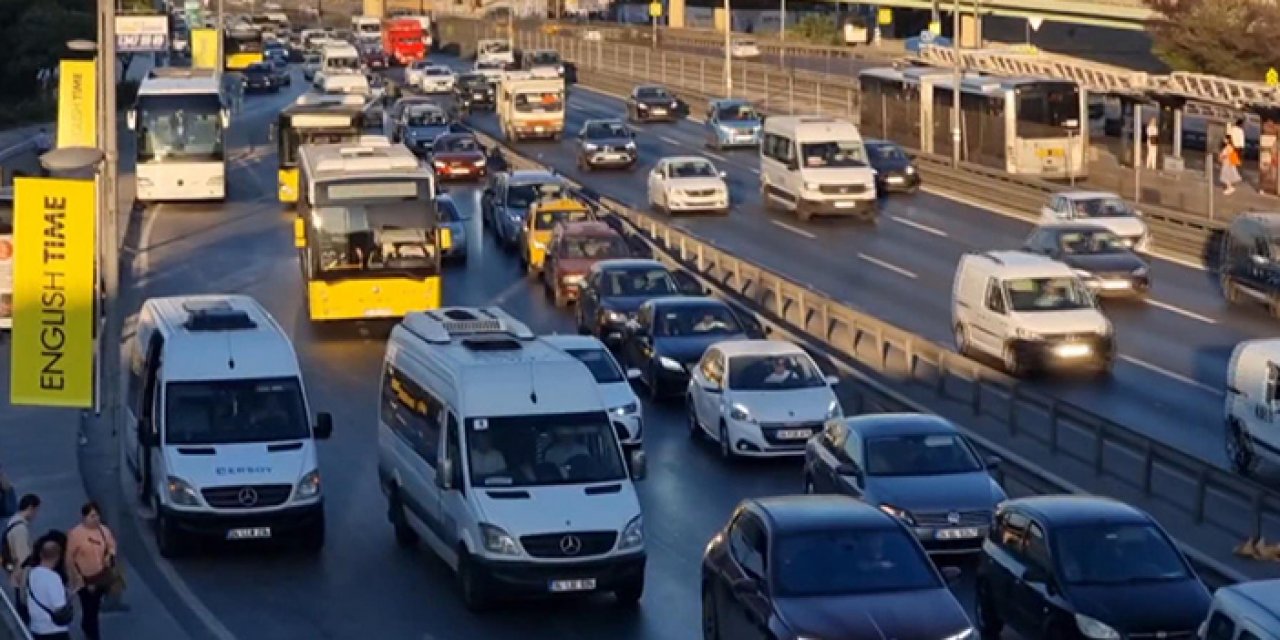 Servisler geri döndü: Uyum haftası trafiği vurdu