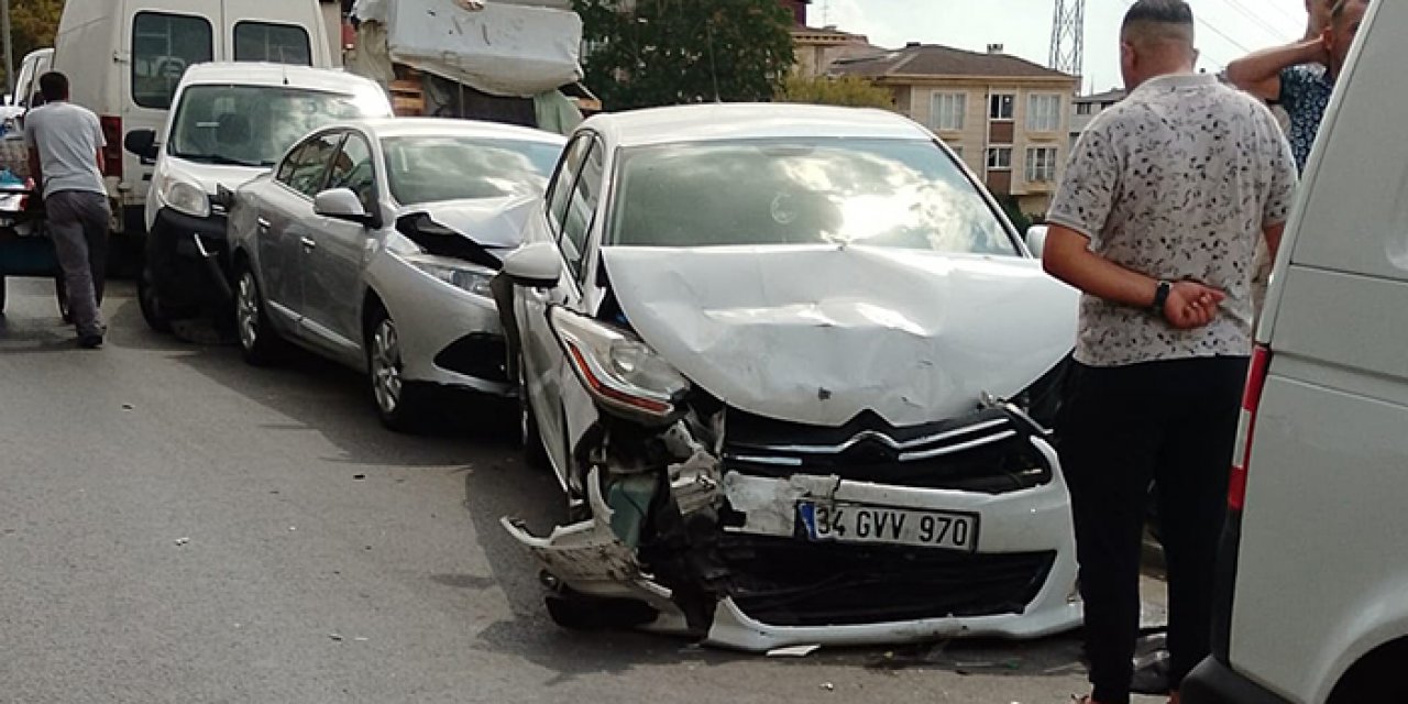 Park halindeki 4 araca çarptı: Durumlarına bakıp kaçtı