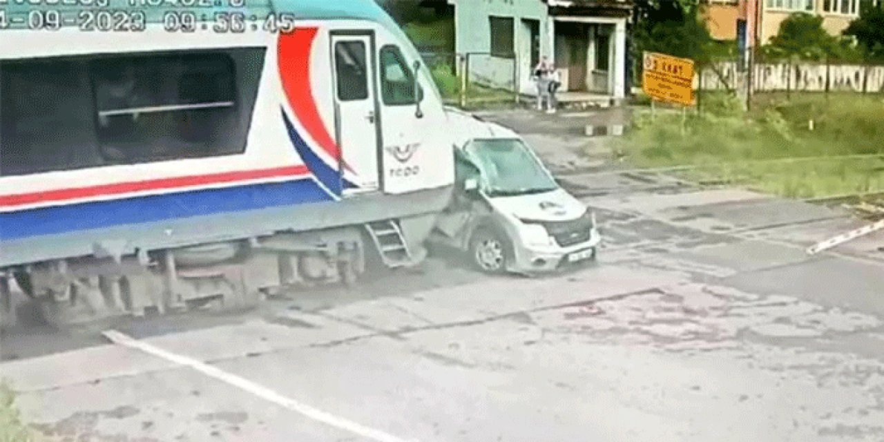 Bariyer kapalıyken hemzemin geçitten geçen arabaya tren çarptı