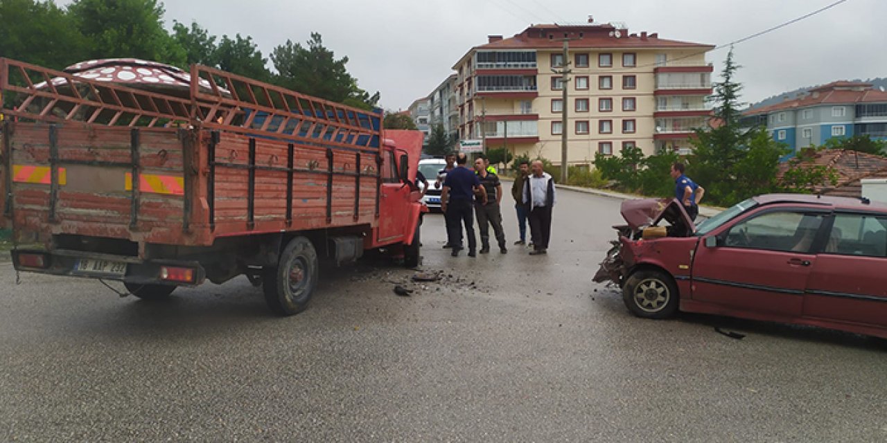 Kamyonet ile otomobil çarpıştı: 1 yaralı