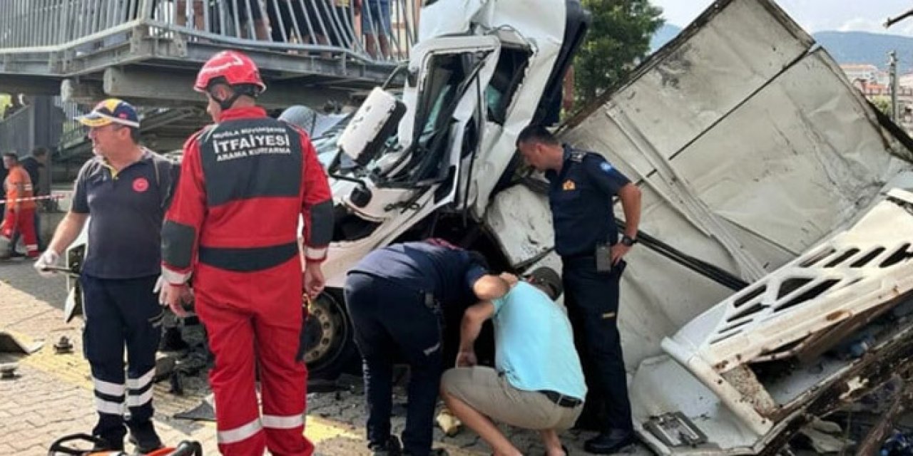 Tır üst geçide çarptı: Sürücü yaşamını yitirdi