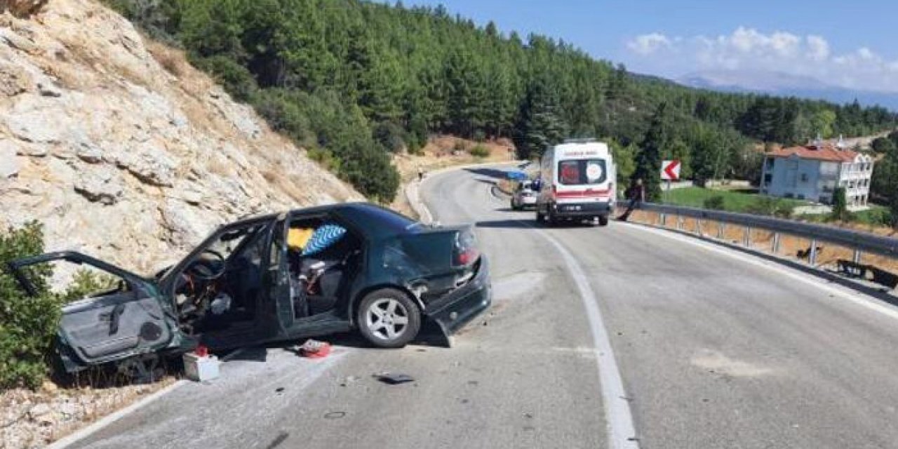 Kontrolden çıkan otomobil kayalıklara çarptı: 2 yaralı