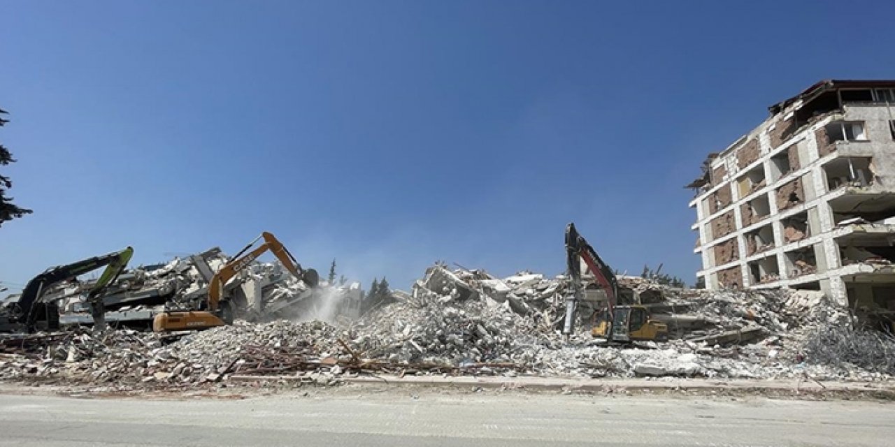 Hatay'da kontrollü yıkım devam ediyor