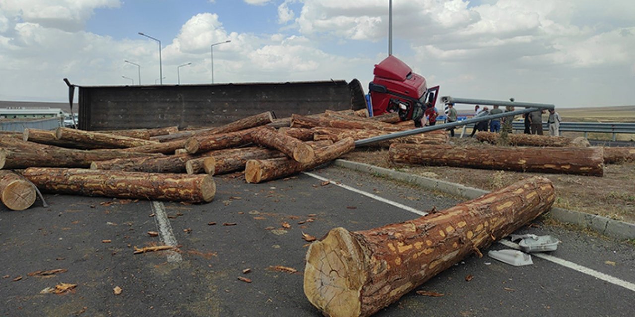 TIR devrildi tomruklar yola saçıldı