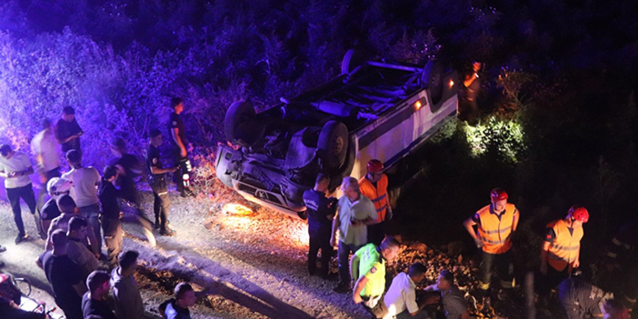 İşçi taşıyan minibüs tarlaya uçtu: 11 yaralı