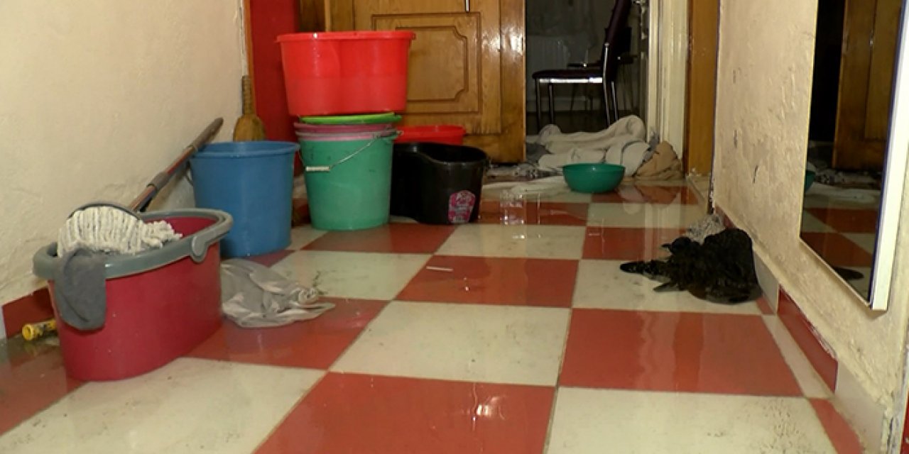 İstanbul'da bodrum katı su bastı: Kovalarla boşalttılar