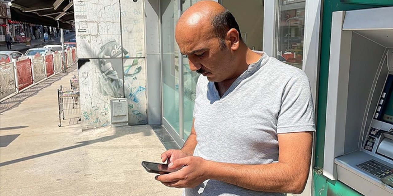 Hesabına yanlışlıkla atılan 500 bin TL’yi sahibine teslim etti