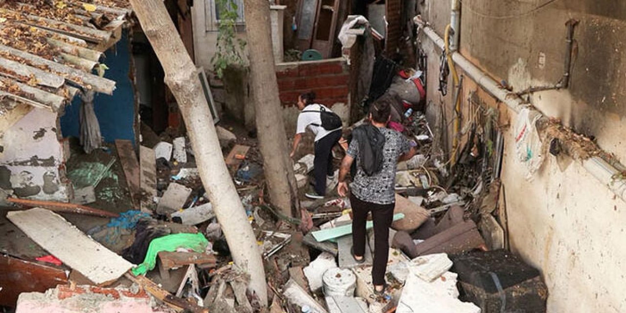 Selde çöken evinde kedilerini arıyor