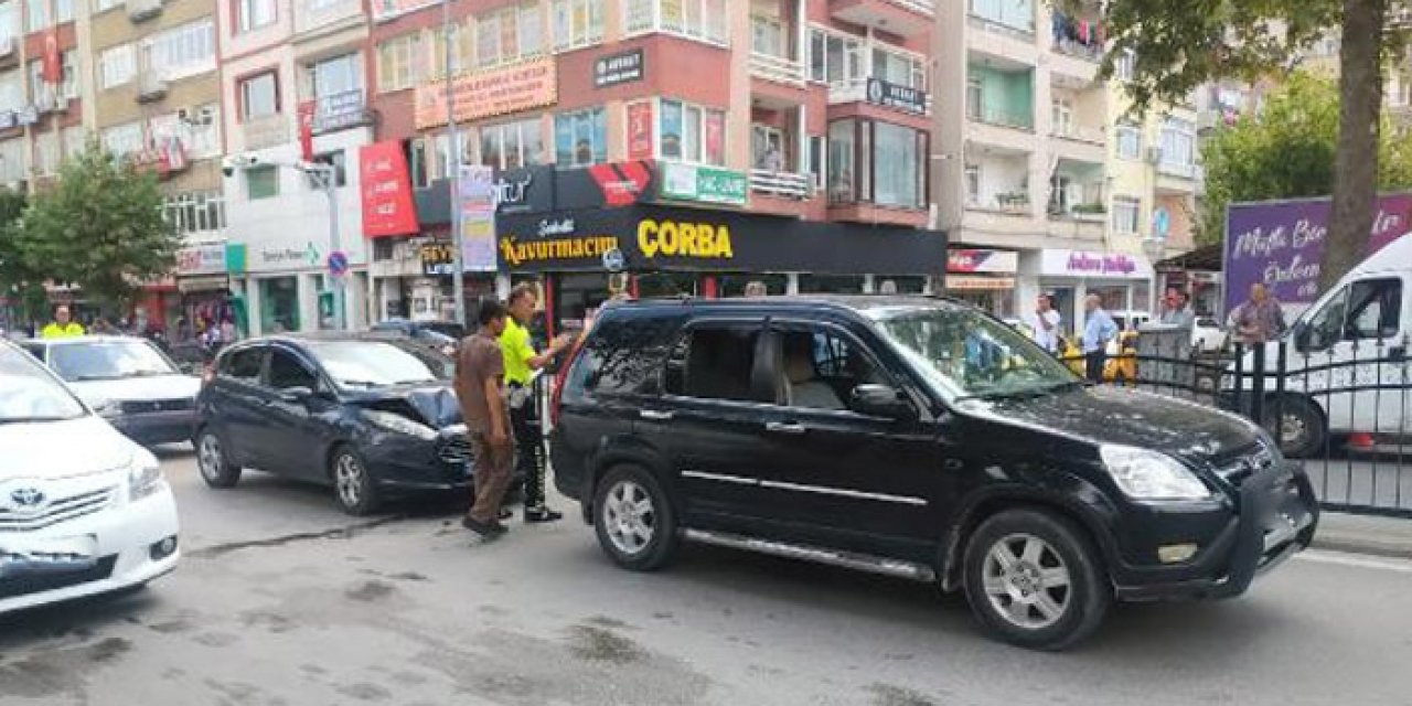 Amasya'da yayaya yol verince 3 araç birbirine girdi