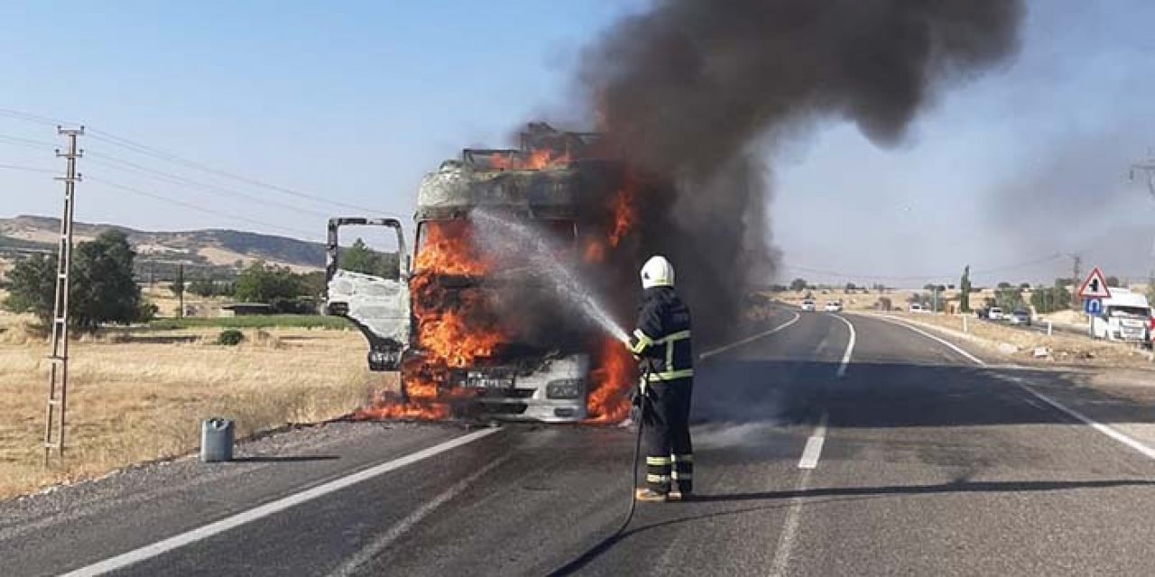 Diyarbakır’da TIR alev alev yandı