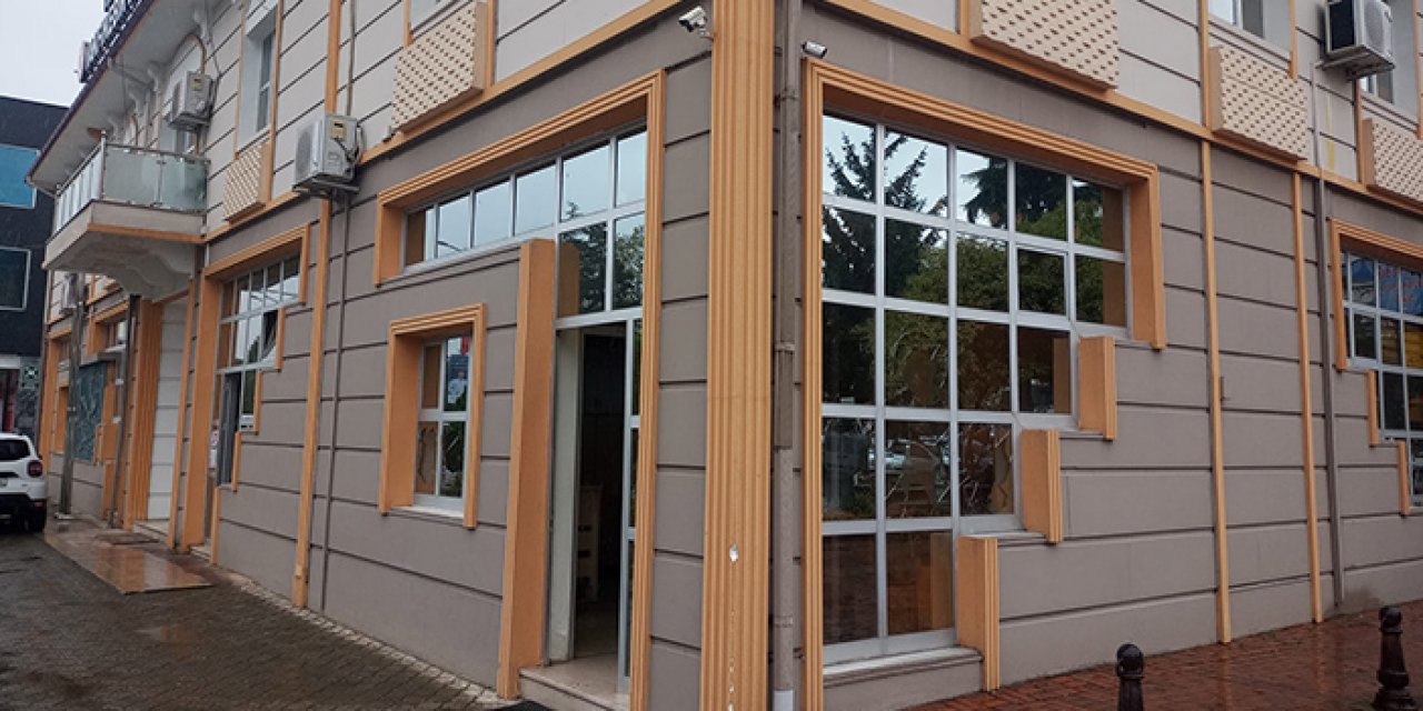 Köpeğinin ölümünden sorumlu tuttuğu belediyeye saldırdı