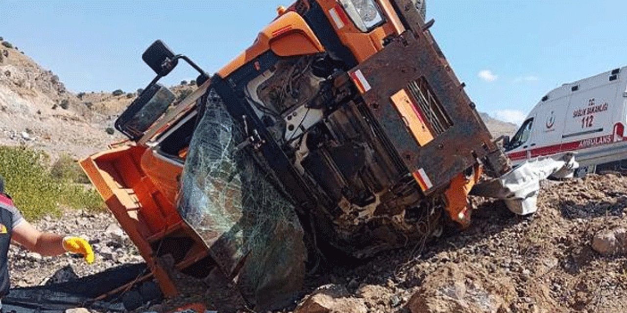 Asfalt yüklü kamyonun şoförü can verdi