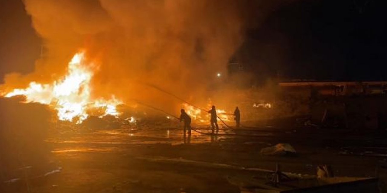 Bağcılar'da ahşap atıkların depolandığı alanda yangın çıktı