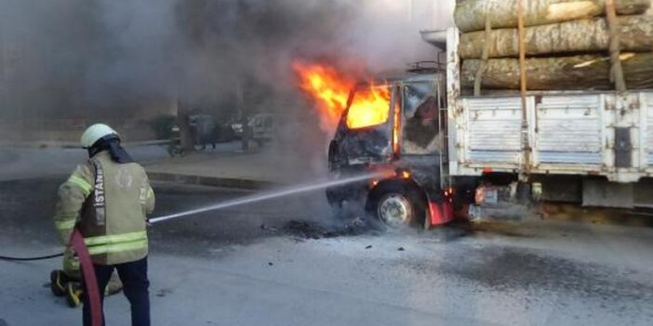 Kütük yüklü kamyon alev alev yandı