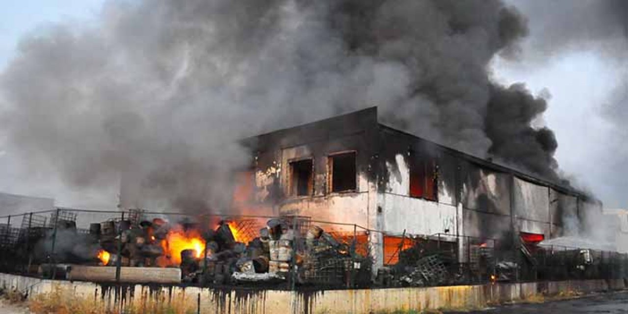 Geri dönüşüm tesisi alev alev yandı!