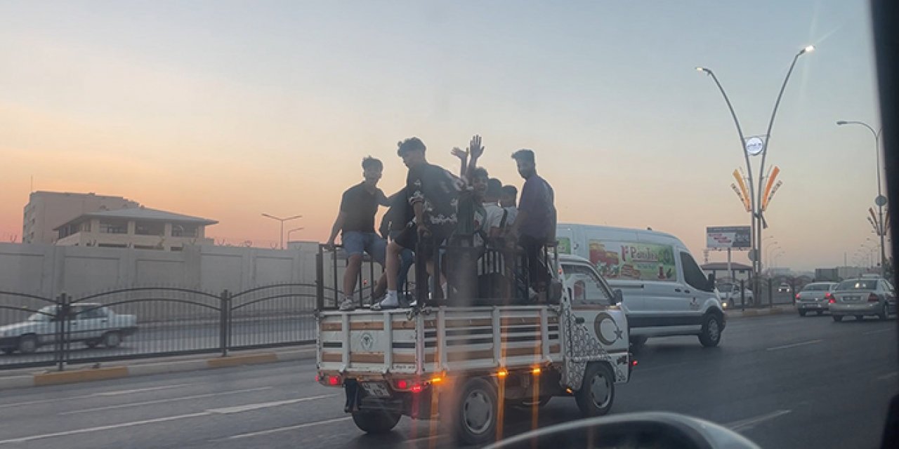 Kamyon kasasında tehlikeli asker uğurlaması