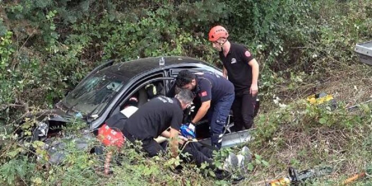 Otomobil bariyerlerden şarampole uçtu