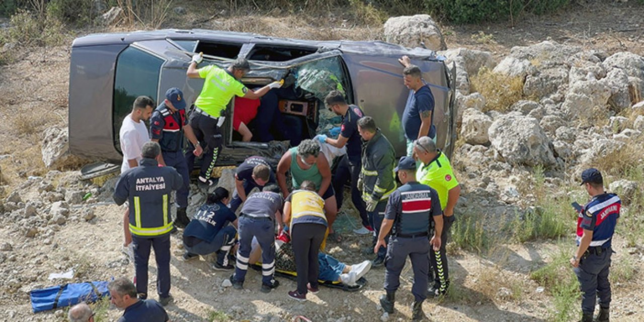 Antalya’da otomobil uçuruma yuvarlandı: 4 yaralı