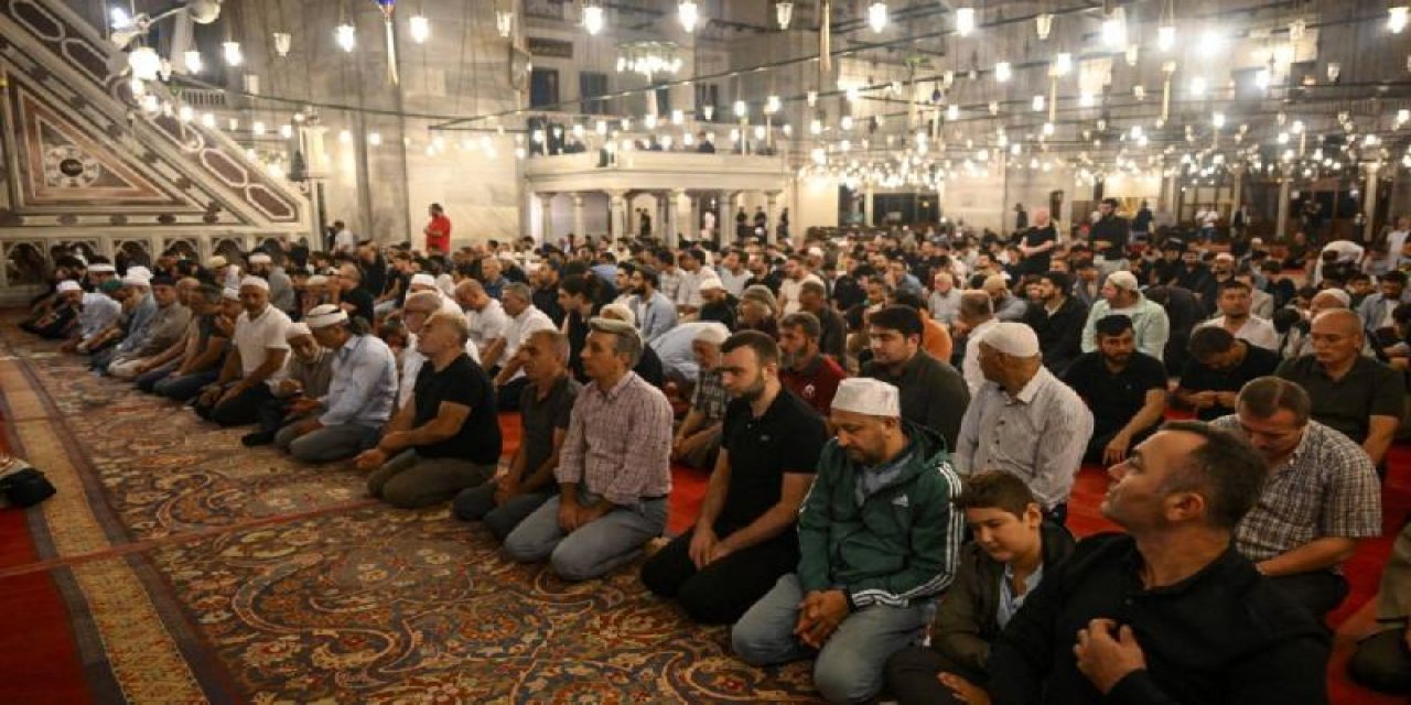 Gençler ve aileler sabah namazında buluştu