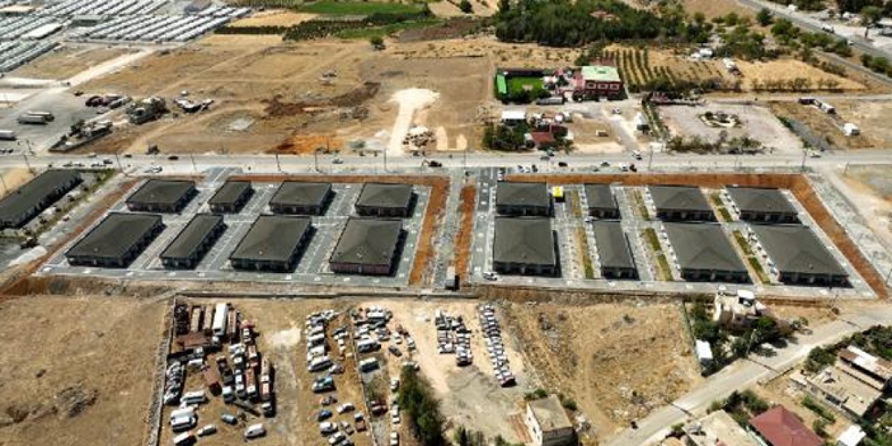 Depremzede esnafa iş yerlerinin anahtarları teslim edildi