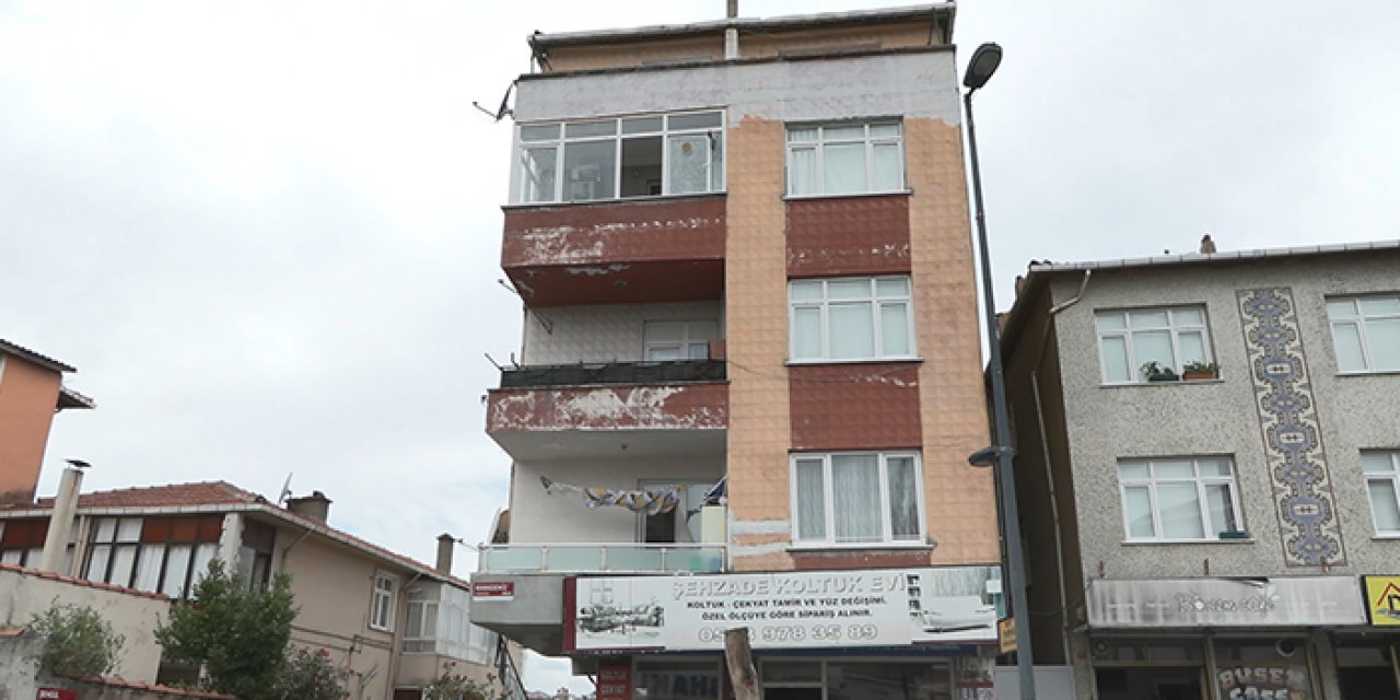 Metropolün göbeğinde ağır hasarlı bina: Felakete davetiye çıkarıyor