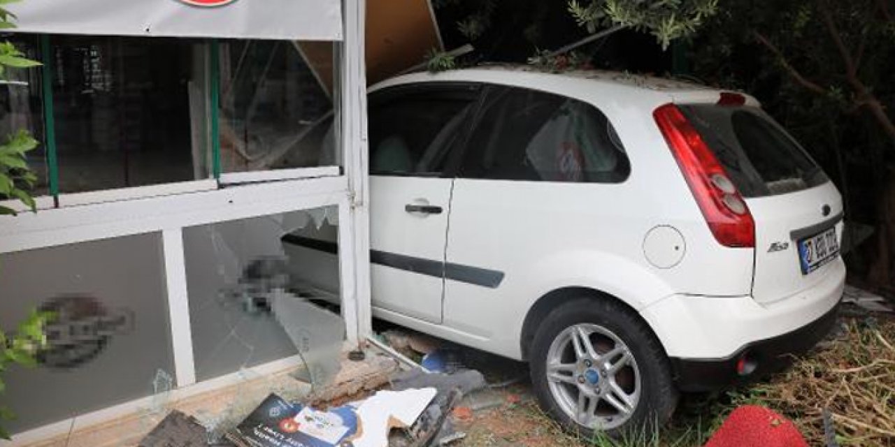 Antalya'da sürücü kontrolünü kaybederek restorana girdi