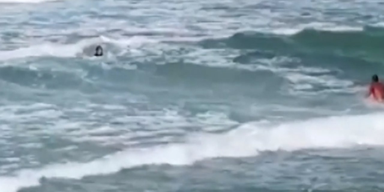 Dalgalı denize girdi: Boğulmaktan son anda kurtuldu